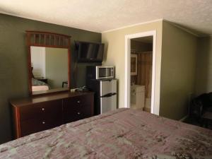Кровать или кровати в номере Best Inn Motel Salina