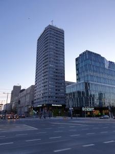 un grand bâtiment dans une ville avec un parking dans l'établissement WLR Apartments - Świętokrzyska I, à Varsovie