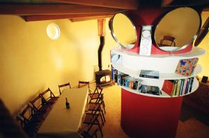 ein Zimmer mit Stühlen und einem Spiegel auf einem Regal in der Unterkunft Art Tower in Vratimov