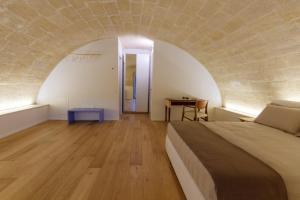 - une chambre avec un lit et une table dans l'établissement B&B 4u, à Matera