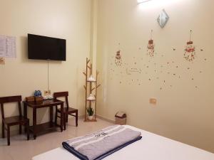 Televiisor ja/või meelelahutuskeskus majutusasutuses Hostel Đặng Lợi ホステルダンロイ