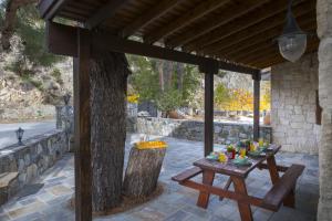 eine Terrasse mit einem Tisch und einem Baum in der Unterkunft Platres Forest View Cottage in Platres
