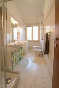 un bagno con due lavandini e due WC di GiuMa Roma Vatican Apartment a Roma