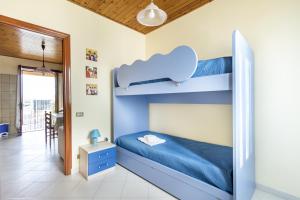 Giường tầng trong phòng chung tại Residence le Coccinelle vicino a Cefalù
