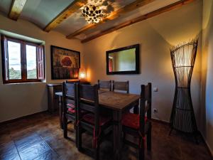 - une salle à manger avec une table et des chaises en bois dans l'établissement Núcleo de Turismo Rural Valle de Iruelas, à Las Cruceras