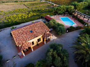 - une vue aérienne sur une maison avec une piscine dans l'établissement Agriturismo I Vigneti, à Olmedo