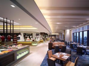 A restaurant or other place to eat at Shangri-La Yangzhou