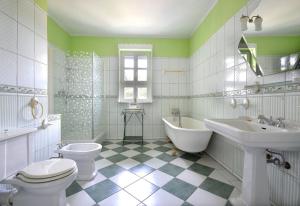 een badkamer met een toilet, een bad en een wastafel bij Dworek Drawa in Drezdenko