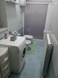 a bathroom with a washing machine and a toilet at Fra il MARE e la SILA in Cerenzia