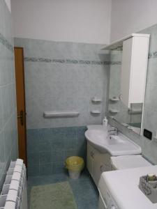 La salle de bains est pourvue d'un lavabo et d'un miroir. dans l'établissement Fra il MARE e la SILA, à Cerenzia