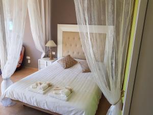 a bedroom with a white bed with two towels on it at Bella vista in L'Ametlla de Mar