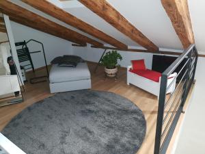 een woonkamer met een bed en een bank bij Stone Wall Apartment Izola in Izola