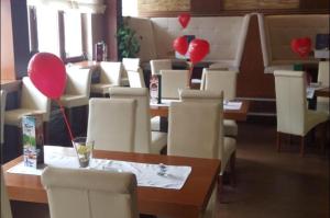 un comedor con globos rojos, mesas y sillas en Apartment 111 at Zoned Apart Hotel & Spa - Apartman 111 u hotelu Zoned, en Kopaonik
