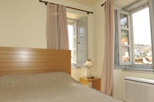מיטה או מיטות בחדר ב-Gaia accomodation Hydras