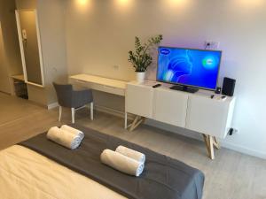 una sala de estar con TV en un armario blanco en Penthouse "Sky 17" s balkonom i besplatnim parkingom, en Zagreb