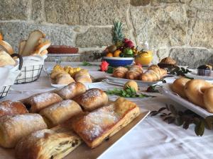 een tafel met verschillende soorten brood en gebak erop bij Hotel Costa Verde in Villadesuso