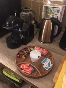 Kahvin ja teen valmistusvälineet majoituspaikassa Il Giardino di Daphne