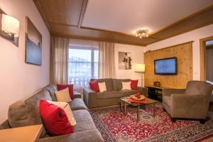 a living room with a couch and a tv at Ferienwohnungen Bäckenhaus in Stumm