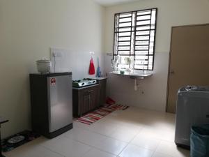 Кухня или мини-кухня в Neesa Homestay Bukit Gambang-Muslim
