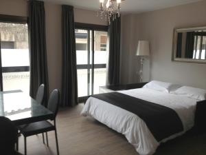 Łóżko lub łóżka w pokoju w obiekcie Alvear Suites