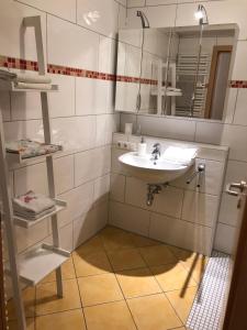 y baño con lavabo y espejo. en Auszeit im Allgäu en Sonthofen