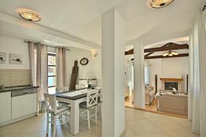 Kuchyňa alebo kuchynka v ubytovaní Luxury Stone Villa Zanelli