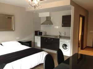 Kuchnia lub aneks kuchenny w obiekcie Alvear Suites