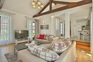 Televízia a/alebo spoločenská miestnosť v ubytovaní Luxury Stone Villa Zanelli