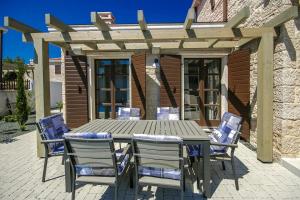 Patio alebo iná vonkajšia časť ubytovania Luxury Stone Villa Zanelli