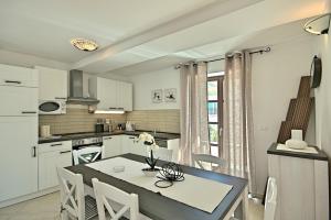 Köök või kööginurk majutusasutuses Luxury Stone Villa Zanelli