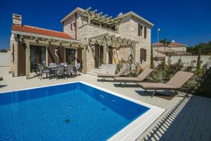 Bazén v ubytovaní Luxury Stone Villa Zanelli alebo v jeho blízkosti