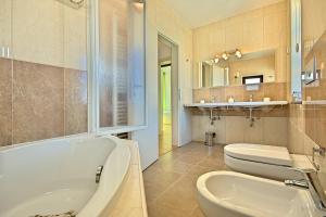Kúpeľňa v ubytovaní Luxury Stone Villa Zanelli
