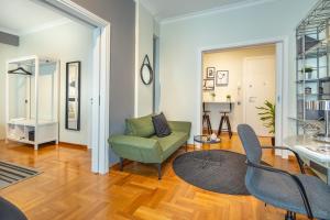 Posezení v ubytování Superb 1BD Apartment in the heart of Kolonaki by UPSTREET