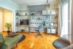 - un salon avec un canapé, une chaise et un bureau dans l'établissement Superb 1BD Apartment in the heart of Kolonaki by UPSTREET, à Athènes
