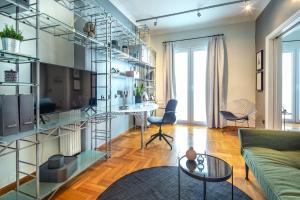 Posezení v ubytování Superb 1BD Apartment in the heart of Kolonaki by UPSTREET