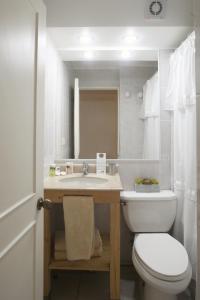 Koupelna v ubytování MR Mar Suites (ex Neruda Mar Suites)