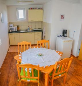 A kitchen or kitchenette at Penzión Gardoš
