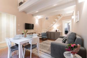 uma sala de estar com um sofá e uma mesa em Scala Apartments Via Borgo Pinti em Florença