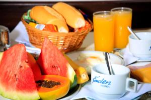 een tafel met een bord eten met broodjes en sap bij Eden Hotel (Adults Only) in Rio de Janeiro +23 foto's