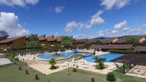 an overhead view of a resort with a swimming pool at Winterville Gravatá Flat 425 - Próximo das piscinas in Gravatá