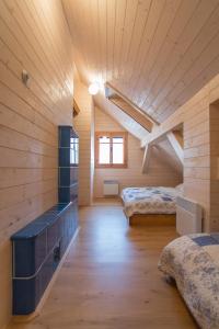 シュトランベルクにあるOrlí Hnízdoのベッド2台と窓が備わる屋根裏部屋です。
