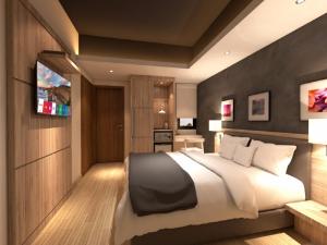 1 dormitorio con 1 cama grande y TV en Grand Hallmark Hotel - Johor Bahru, en Johor Bahru