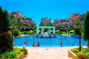 een groep mensen in een zwembad in een resort bij Poseidon VIP Residence Club Balneo & SPA Resort in Nesebar