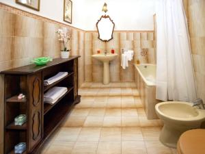 a bathroom with a sink and a toilet and a tub at Villa Antiche Mura in Empoli