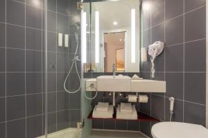 加尔各答ibis Kolkata Rajarhat - An Accor Brand的带水槽和镜子的浴室