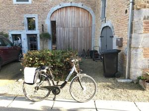 uma bicicleta estacionada em frente a um edifício em Barsy 34 em Havelange