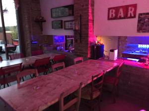 Ο χώρος του lounge ή του μπαρ στο Barsy 34