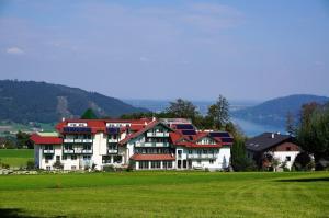 um grande edifício com telhados vermelhos num campo verde em Hotel Irmgard em Strass im Attergau