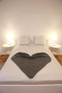 - une chambre avec un lit et une couverture dans l'établissement Apartman - Heart of Budapest, à Budapest