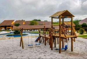 een speeltuin met schommel op het strand bij Winterville Gravata in Gravatá